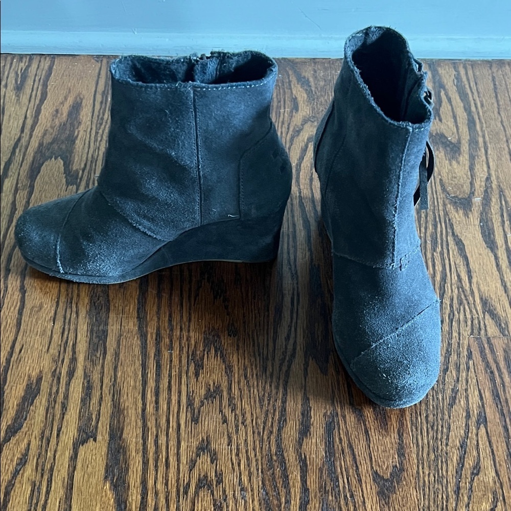 Like🎉TOMS Desert Wedge Dark Gray Suede Wedge Boots Size W7 - Picture 3 of 13